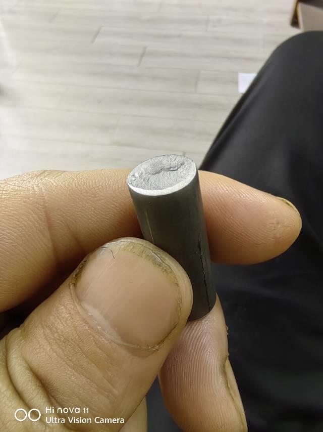 切料中间凹坑，成品要求端面平整，是否是原材料芯部硬度不够？