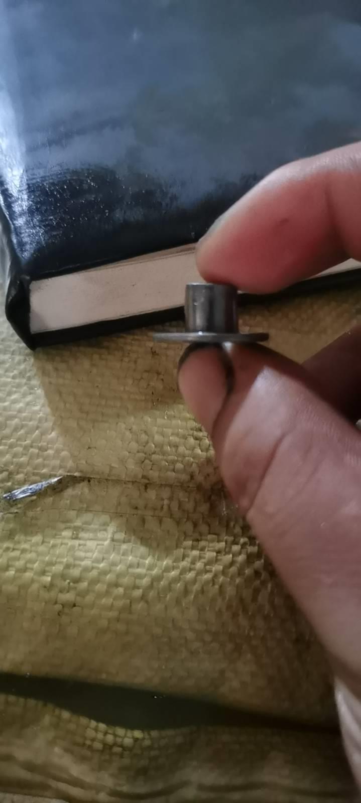 T冒M8  四爪钉打出来 管子哪里是弯的 是什么原因?