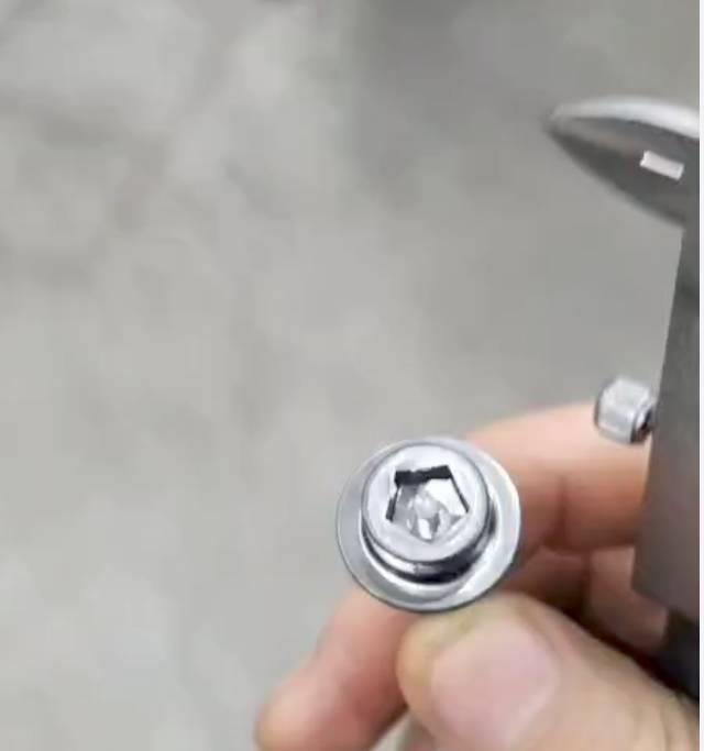 法兰内六角螺丝高低面，六角偏?