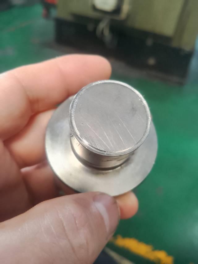 请问这个磁铁怎么弄进去的?