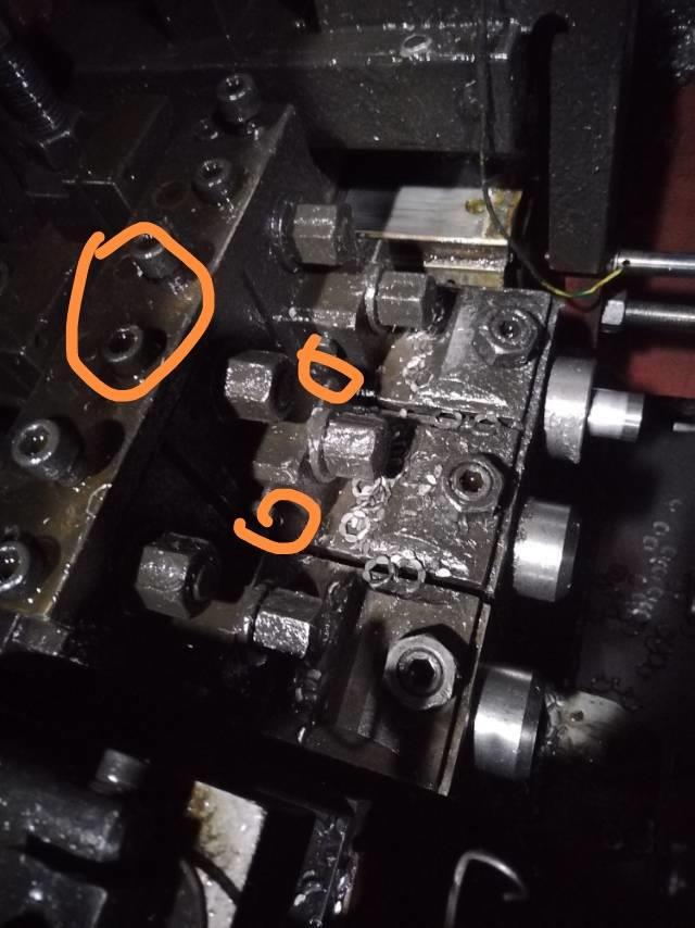 海星机冲模座调节？