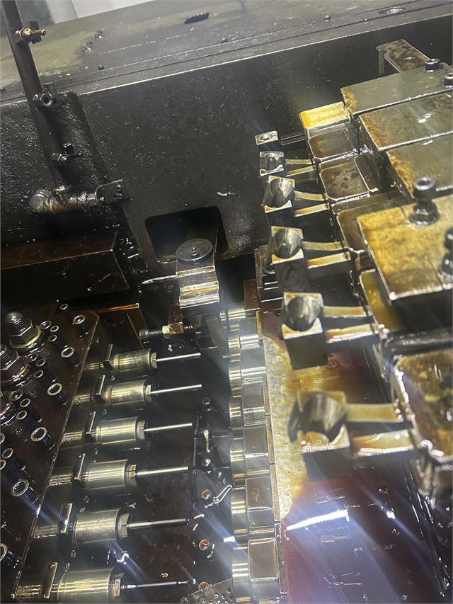 螺母机夹子台太紧。?